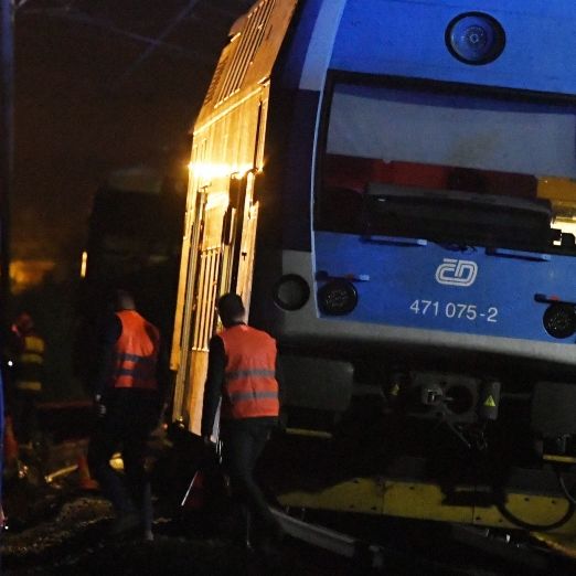 Pendlerbahn rammt Güterzug - ein Toter, zahlreiche Verletzte Pendlerbahn rammt Güterzug - ein Toter, zahlreiche Verletzte (Foto)