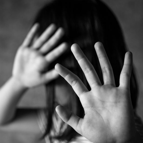 Mutter lässt Kinder von Pädophilen schänden