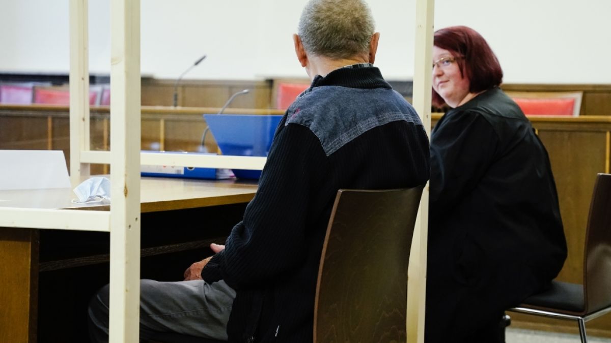 Ein 79 Jahre alter Mann musste sich am Landgericht Mosbach wegen Totschlags verantworten. Ihm wurde vorgeworfen, aus Überforderung seine 84-jährige pflegebedürftige Frau getötet zu haben. (Foto)
