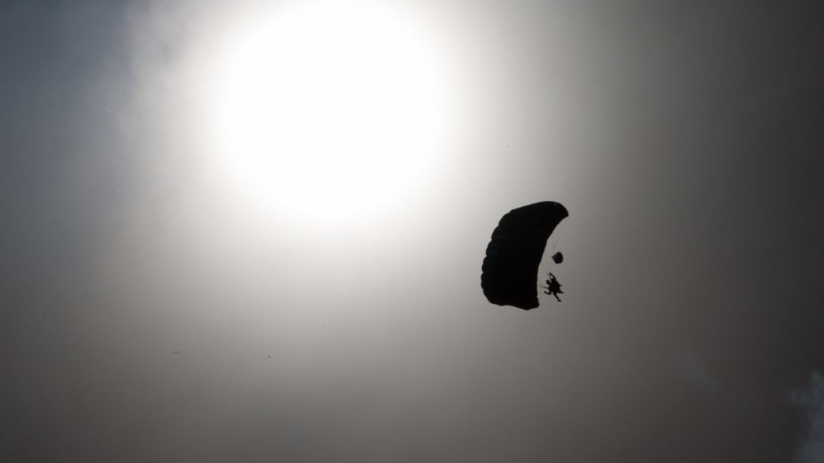 Eine Frau überlebte einen Fallschirm-Absturz aus 900 Metern Höhe. (Foto)