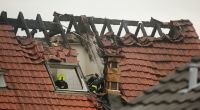 Feuerwehrleute suchen in einem beschädigten Wohnhaus nach Spuren. Bei dem Absturz eines Ultraleichtflugzeugs auf das Mehrfamilienhaus im niederrheinischen Wesel sind am Samstag drei Menschen gestorben.