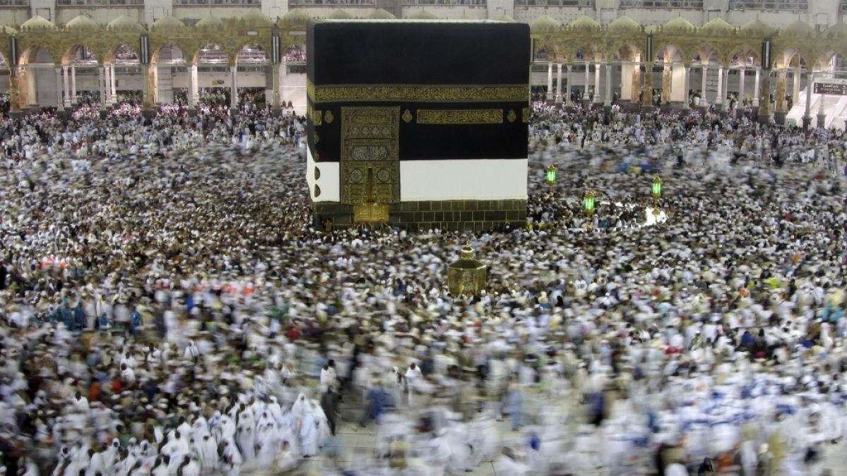 Muslimische Pilger umrunden die Kaaba in der al-Haram-Moschee bei der muslimischen Pilgerreise Hadsch. (Foto)