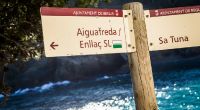 An der spanischen Costa Brava, unweit von Aiguafreda und Sa Tuna, ist ein acht Jahre altes Mädchen bei einem Bootsausflug tödlich verunglückt (Symbolbild).