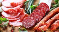 Mehrere Sorten Salami des Herstellers Mega Fleisch mit Sitz in Stuttgart werden aus Gründen des vorbeugenden Verbraucherschutzes zurückgerufen (Symbolbild).