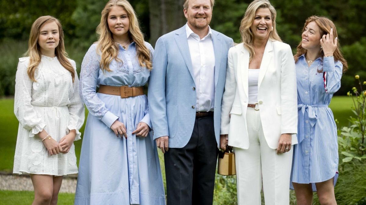 König Willem-Alexander der Niederlande, seine Frau Königin Maxima sowie die gemeinsamen Töchter Prinzessin Ariane (l.), Prinzessin Catharina-Amalia (2.v.l.) und Prinzessin Alexia (r.). (Foto)
