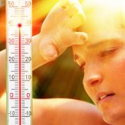 Das Hitze-Wetter in Deutschland lässt die Menschen auch am Wochenende schwitzen. Das Hitze-Wetter in Deutschland lässt die Menschen auch am Wochenende schwitzen.