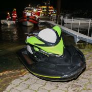Der von der Feuerwehr geborgene Jetski liegt an Land. Der von der Feuerwehr geborgene Jetski liegt an Land.