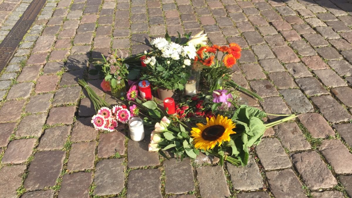 Auf dem Kieler Rathausplatz wurden im Gedenken an die getötete Auszubildende (23) Blumen niedergelegt. (Foto)