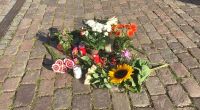 Auf dem Kieler Rathausplatz wurden im Gedenken an die getötete Auszubildende (23) Blumen niedergelegt.