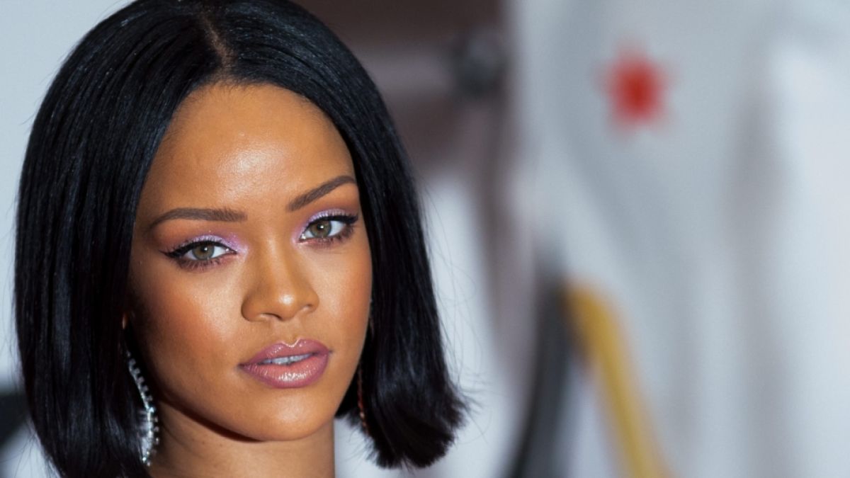 Rihanna lässt für "Harper's Bazar" die Hüllen fallen. (Foto)