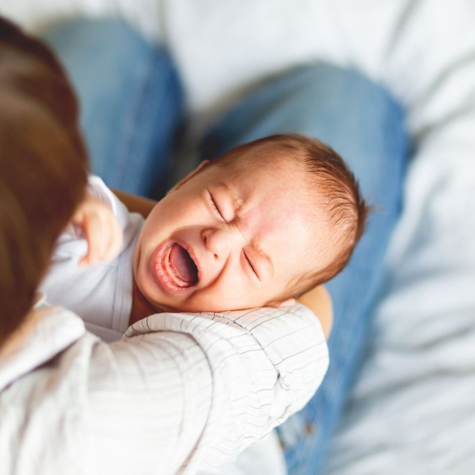 Horror-Nanny schüttelt und schlägt Neugeborenes