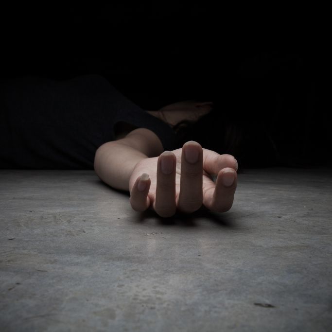 Polizist schändet Leiche, Mann mit Schaufel vergewaltigt