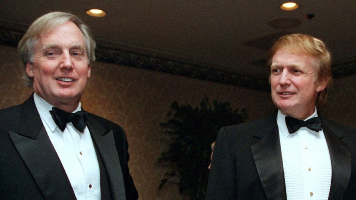 03.11.1999, USA, New York: Donald Trump (r), damals Immobilienentwickler, und sein Bruder Robert Trump (l) kommen zu einer Veranstaltung. (Foto)