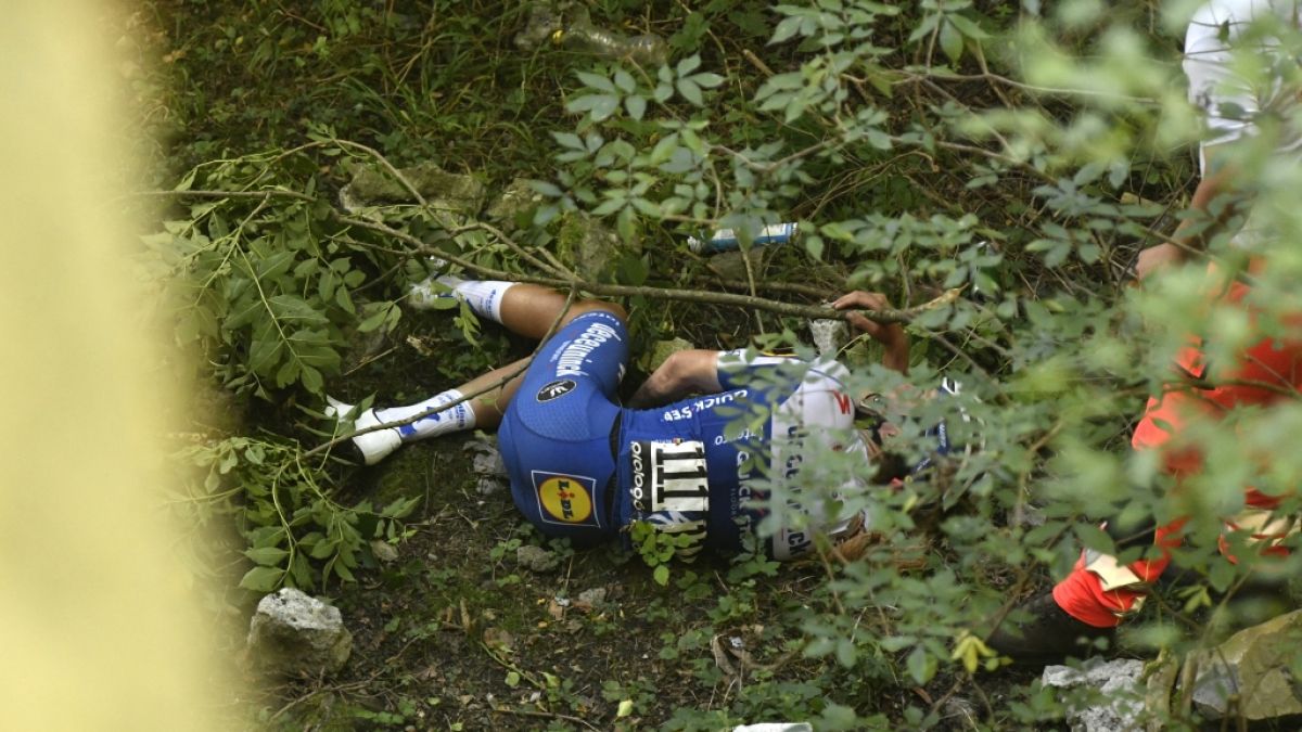 Remco Evenepoel aus Belgien vom Team Deceuninck-Quick-Step liegt nach einem schweren Sturz bei der Lombardei-Rundfahrt auf dem Boden. (Foto)