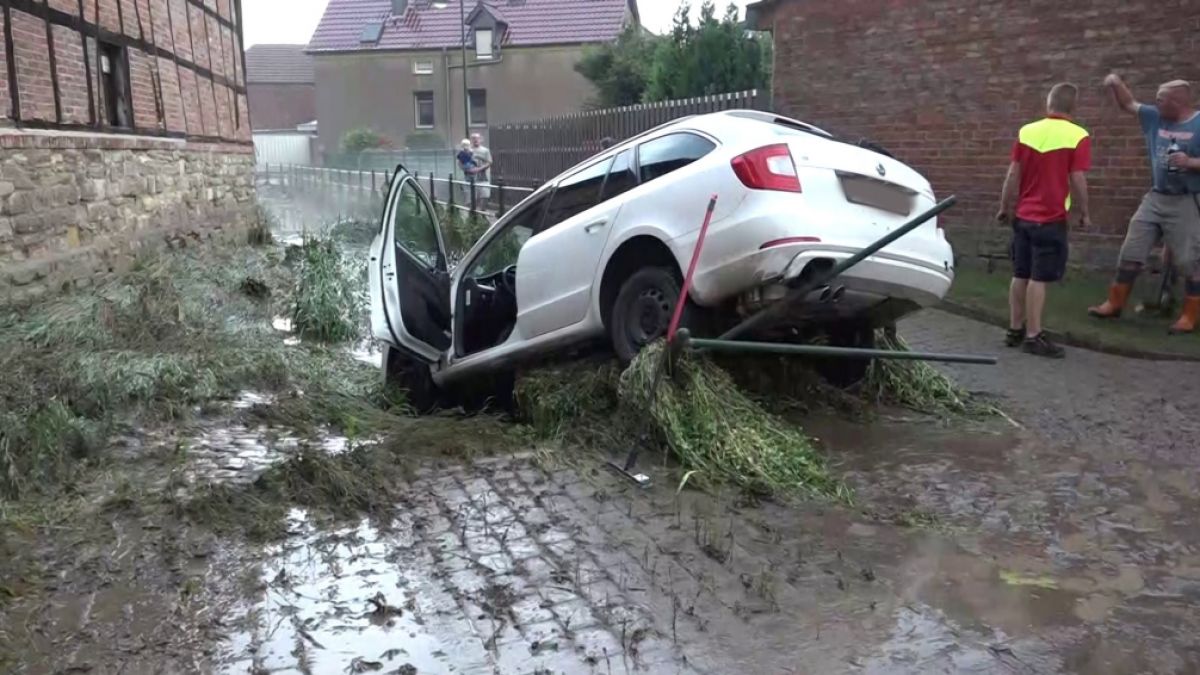 Ein Auto, das von den Wassermassen mitgerissen wurde, hängt in einem Bachbett in Beckendorf nahe Oschersleben nach einem heftigen Unwetter mit Starkregen und Hagel. (Foto)