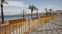 Blick auf eine leere Strandpromenade in dem Urlaubsort Eilat am Roten Meer im Süden Israels. In einem Hotel in der Küstenstadt soll es zum Missbrauch gekommen sein.