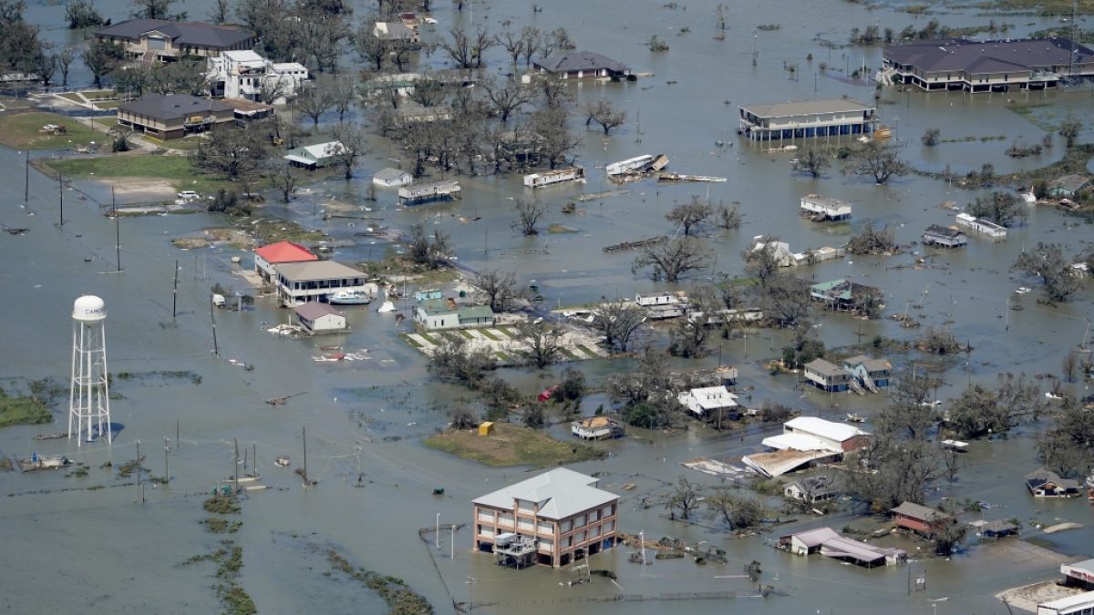 Ganze Häuser stehen nach dem Hurrikan "Laura" unter Wasser. (Foto)