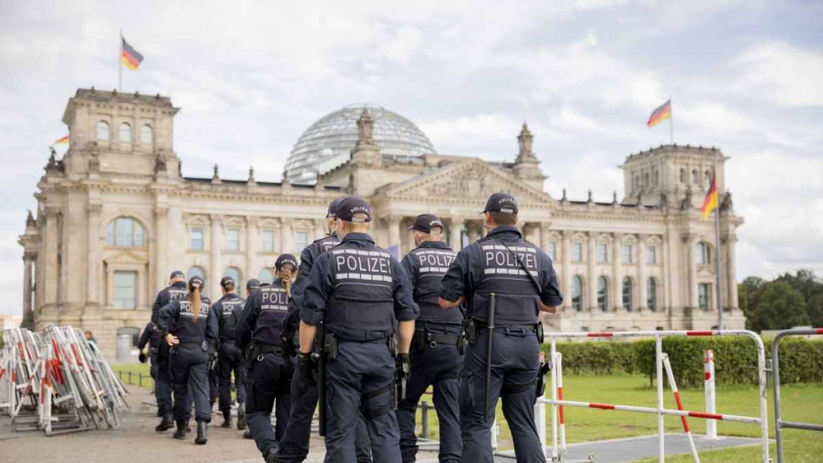 Polizisten installieren im Vorfeld der am Samstag, 29.08.2020, geplanten Demonstration gegen die Corona-Maßnahmen Absperrzäune vor dem Reichstagsgebäude und um den Platz der Republik. (Foto)