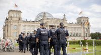 Polizisten installieren im Vorfeld der am Samstag, 29.08.2020, geplanten Demonstration gegen die Corona-Maßnahmen Absperrzäune vor dem Reichstagsgebäude und um den Platz der Republik.