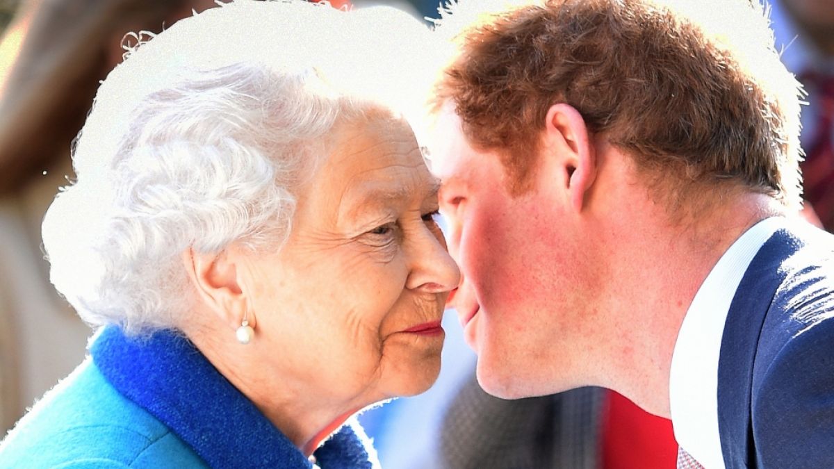 Auf Küsschen von ihrem Enkel Prinz Harry muss Queen Elizabeth II. in diesem Sommer wohl oder übel verzichten. (Foto)