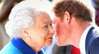 Auf Küsschen von ihrem Enkel Prinz Harry muss Queen Elizabeth II. in diesem Sommer wohl oder übel verzichten.