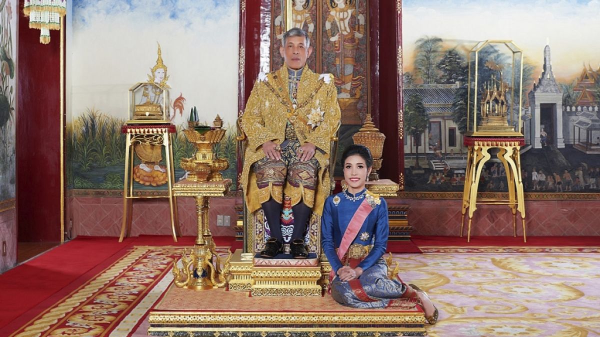 Thailands König Maha Majiralongkorn posiert neben seiner offiziellen Geliebten Sineenat Wongvajirapakdi. (Foto)