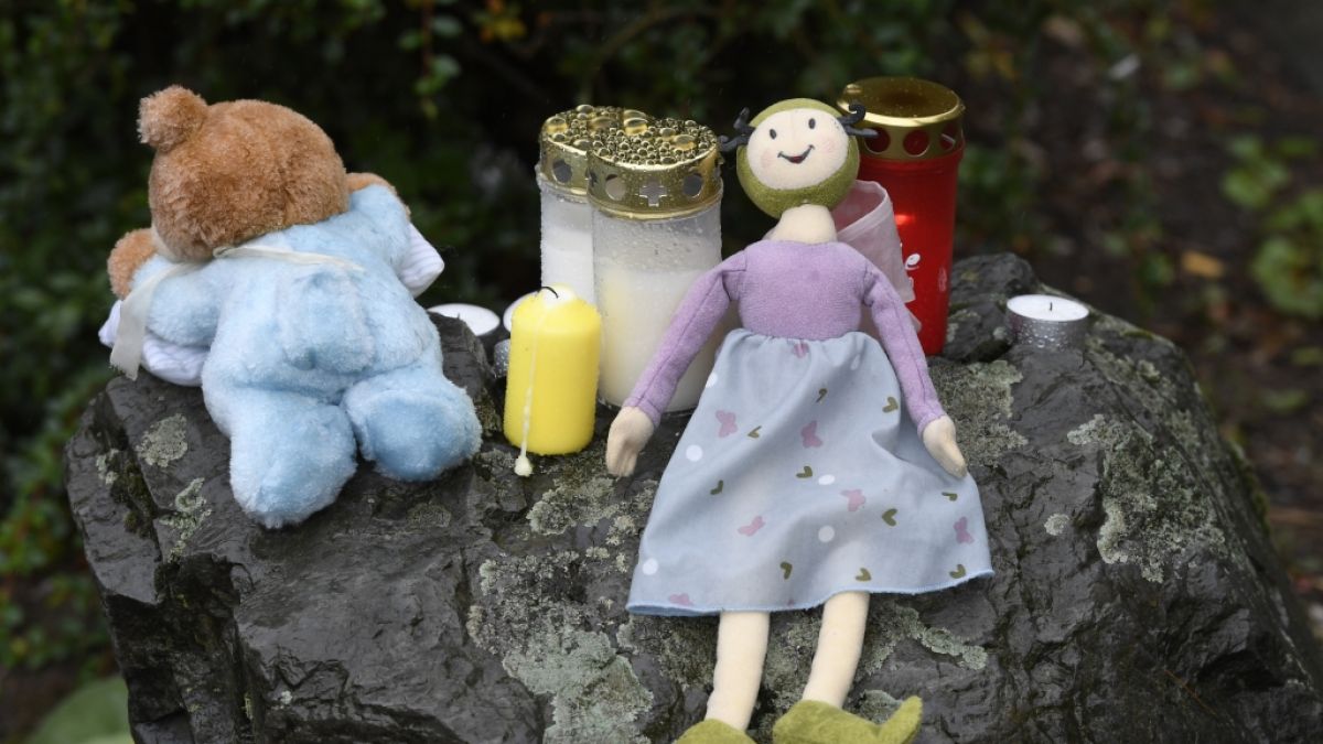 Eine Puppe und Kerzen liegen auf einem Felsen vor dem Haus in Solingen, in dem die junge Mutter ihre fünf Kinder getötet haben soll. (Foto)