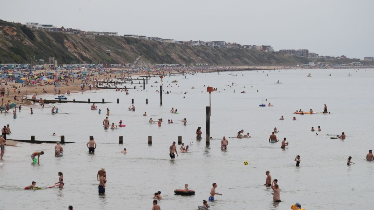 Tausende Menschen verbrachten den Sommer trotz Corona-Krise am Boscombe Beach in England. (Foto)
