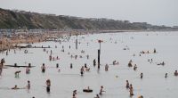 Tausende Menschen verbrachten den Sommer trotz Corona-Krise am Boscombe Beach in England.