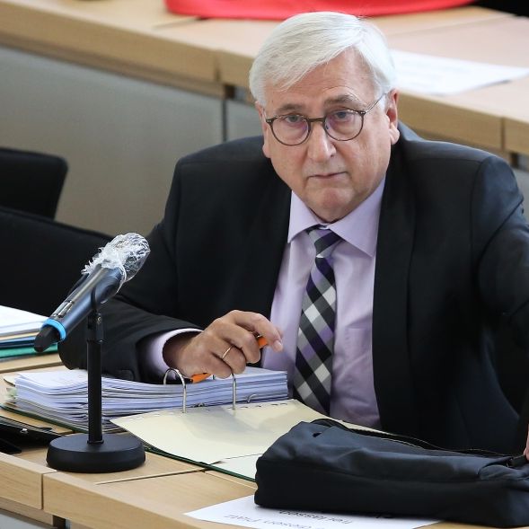 Intensivstation! So geht es Sachsen-Anhalts Finanzminister nach dem Herzinfarkt Intensivstation! So geht es Sachsen-Anhalts Finanzminister nach dem Herzinfarkt (Foto)