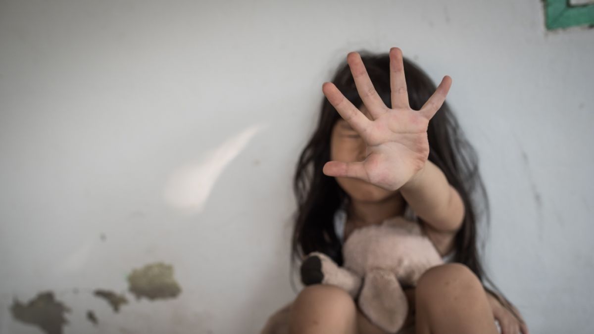 Ein vier Jahre altes Mädchen wurde von vier Jungen vergewaltigt. (Foto)