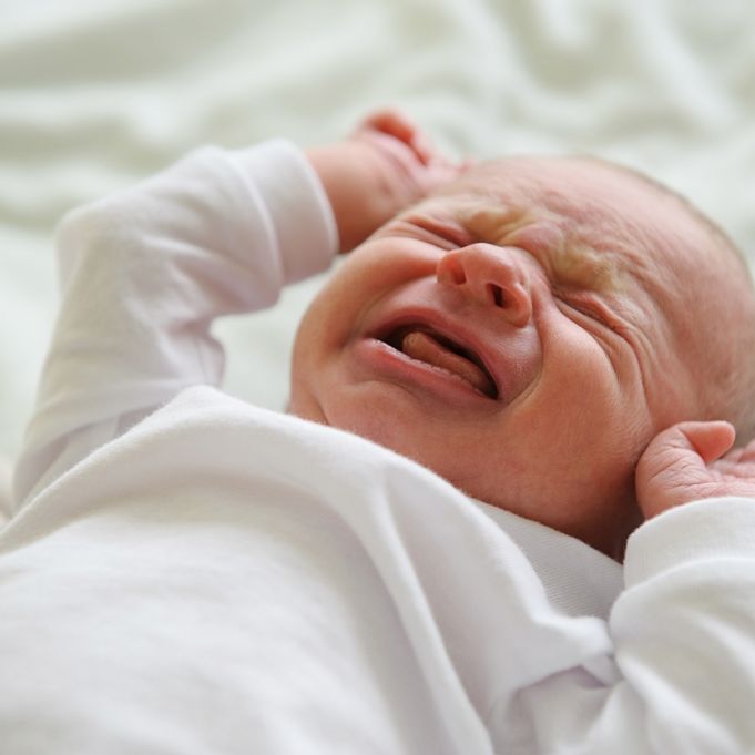Neugeborenes Baby bei lebendigem Leib angezündet