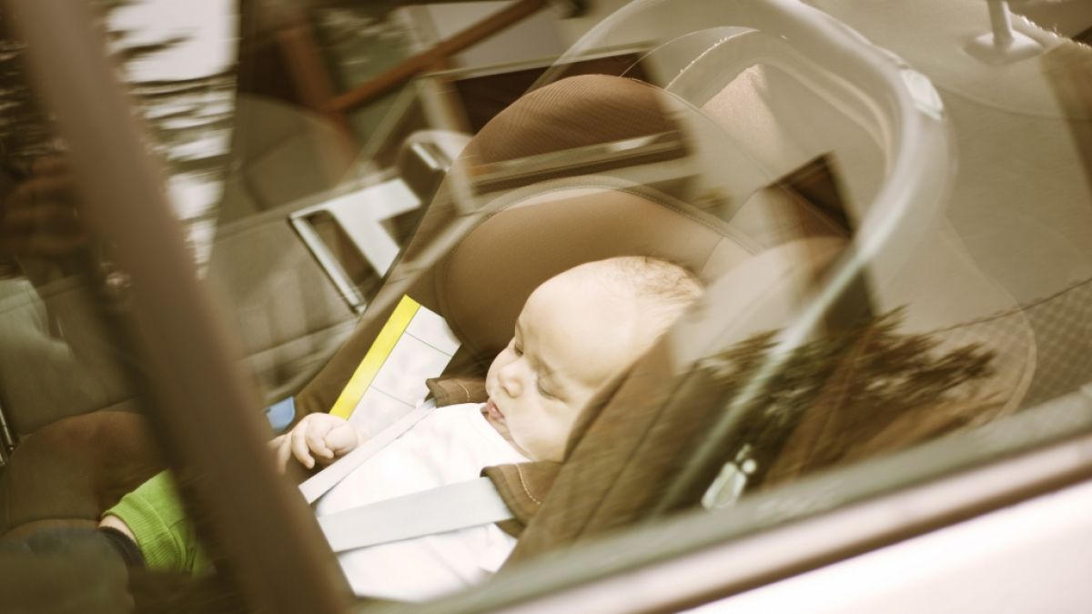 Weil eine Pflegekraft ein Baby im überhitzten Auto zurückgelassen hat, ist es jetzt tot. (Foto)