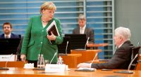 Kanzlerin Merkel und Innenminister Seehofer einigten sich auf die Aufnahme von 1.500 Geflüchteten von Moria. Auf Twitter entbrennt eine hitzige Debatte.