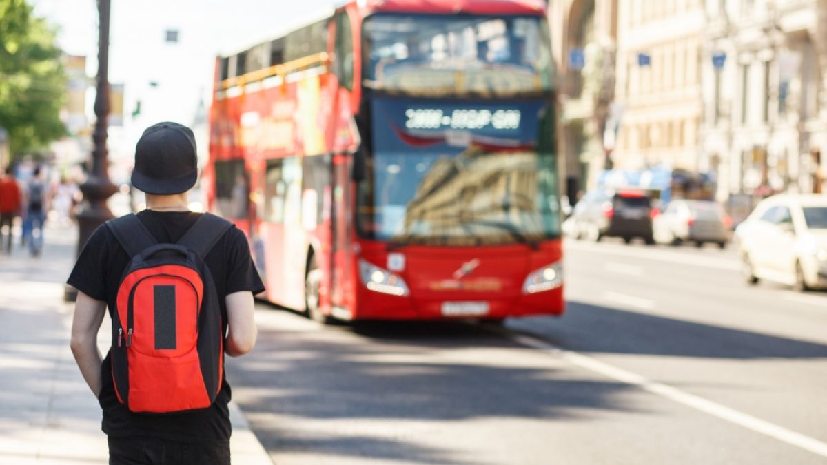 Zwei Schulkinder sind im Großraum London nur um Haaresbreite einer Entführung an einer Bushaltestelle entkommen (Symbolbild). (Foto)