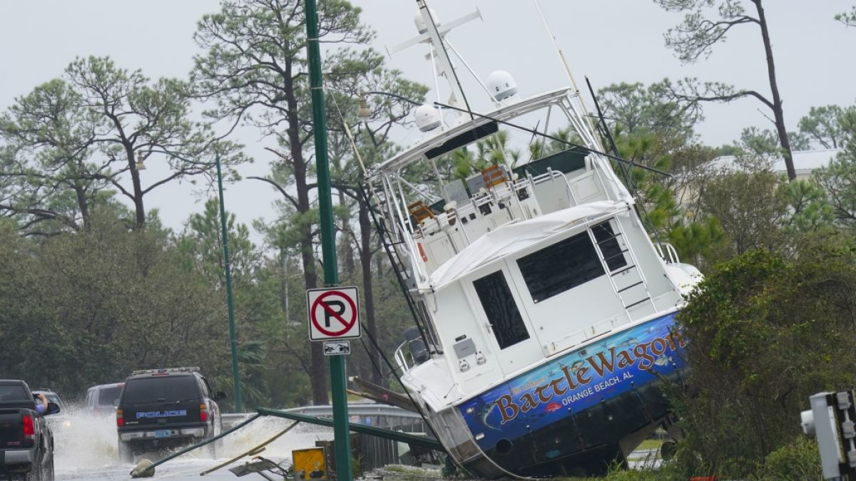 Ein Boot ist durch den Hurrikan "Sally" an Land, neben eine Straße getrieben worden. (Foto)