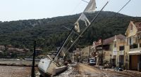 Griechenland, Kefalonia: Eine Segelyacht liegt nach einem Sturm neben einer Straße an Land.
