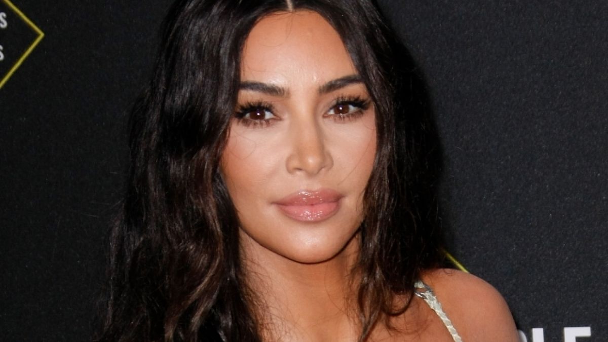 Kim Kardashian verwirrt mit Schlangen-Optik im Netz. (Foto)