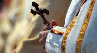 Ein Missbrauchsskandal um einen rückfällig gewordenen pädophilen Priester sorgt in Bayern für Wirbel (Symbolbild).