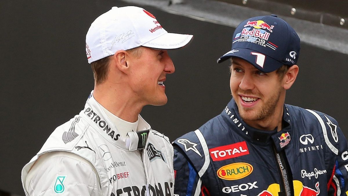 Immer wieder wird Sebastian Vettel (r.) mit Michael Schumacher verglichen. (Foto)