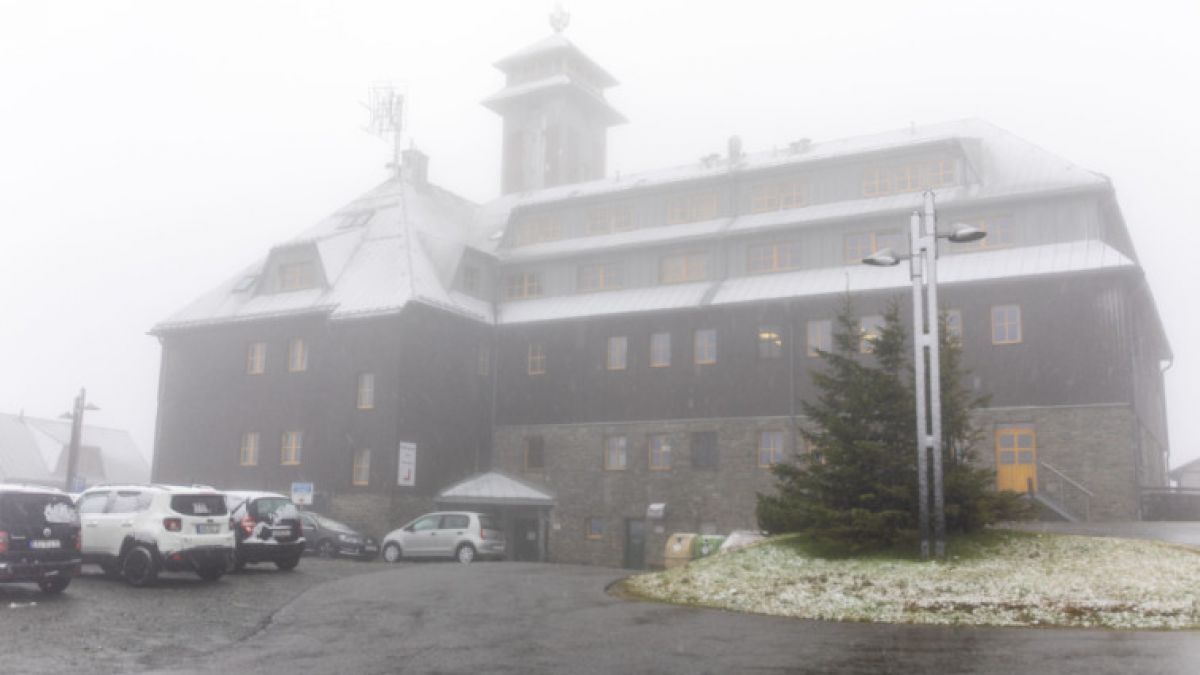 Auf dem 1215 Meter hohen Fichtelberg im sächsischen Erzgebirge sind die ersten Schneeflocken gefallen. (Foto)