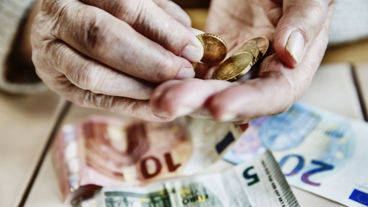 Immer mehr Senioren bekommen Geld aus zwei Renten ausgezahlt. (Foto)