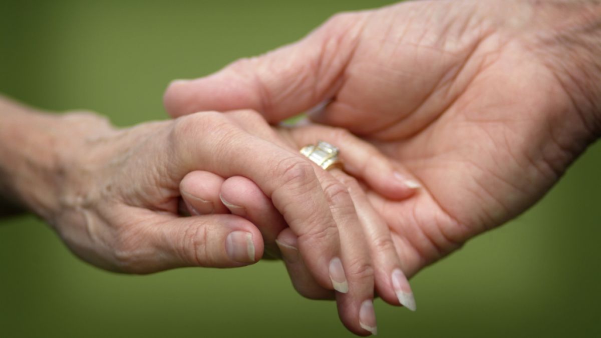 Ein 32-Jähriger hat eine 85-Jährige geheiratet. (Foto)
