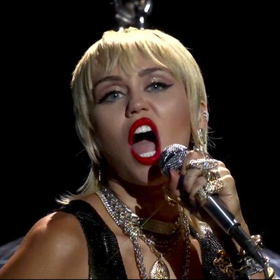 Herzchen-Miley lockt Fans in einen echten HINTERNhalt