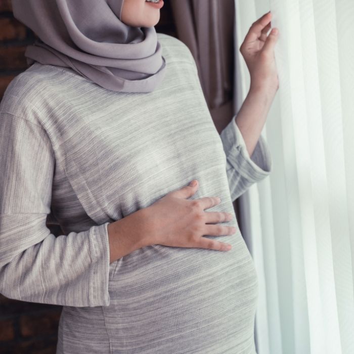 Rassist prügelt und tritt auf hochschwangere Muslimin ein