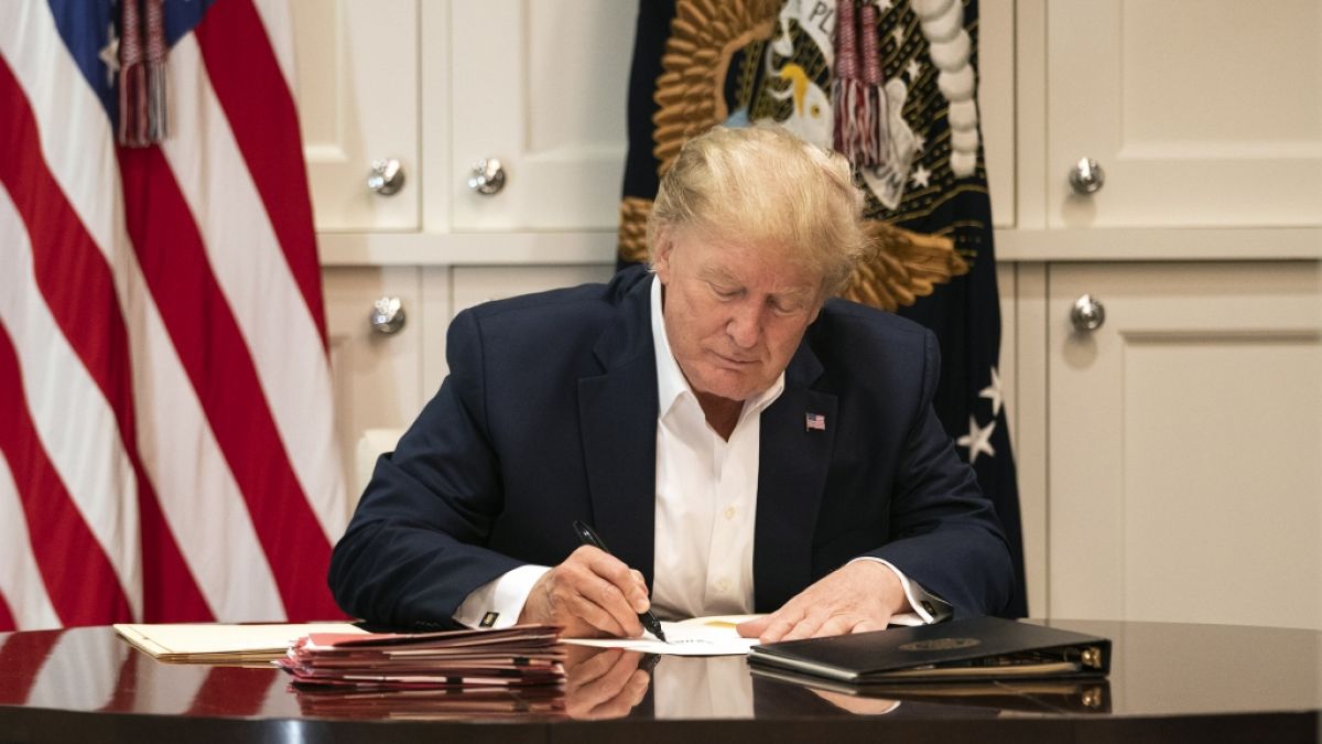 Donald Trump an einem Schreibtisch im Militärkrankenhaus. (Foto)