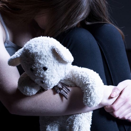Pädophiler missbraucht Stieftochter SECHS Jahre lang
