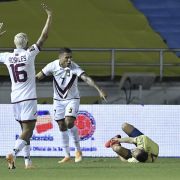 Santiago Arias hat sich bei einem Länderspiel schwer verletzt. Santiago Arias hat sich bei einem Länderspiel schwer verletzt.