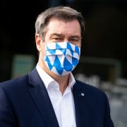 Angesichts steigender Corona-Zahlen fordert Bayerns Ministerpräsident Söder höhere Strafen für Maskenverweigerer. Angesichts steigender Corona-Zahlen fordert Bayerns Ministerpräsident Söder höhere Strafen für Maskenverweigerer.