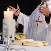 Nachdem ein Priester in Louisiana eine Sexorgie auf seinem Altar gefeiert hat, veranlasste der Erzbischof, den Altar verbrennen zu lassen. Nachdem ein Priester in Louisiana eine Sexorgie auf seinem Altar gefeiert hat, veranlasste der Erzbischof, den Altar verbrennen zu lassen.